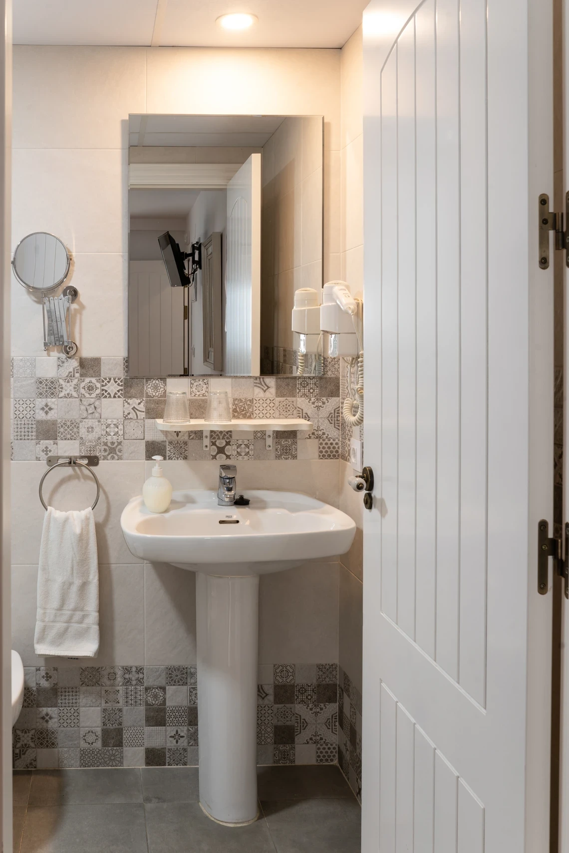 Baño moderno con lavabo, espejo, secador de pelo y ducha de hidromasaje. Casual Alquimia Cádiz