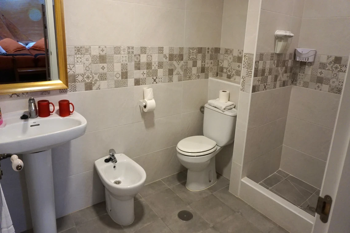 Baño moderno con lavabo, bidet, inodoro y ducha. Casual Alquimia Cádiz limpio y funcional.