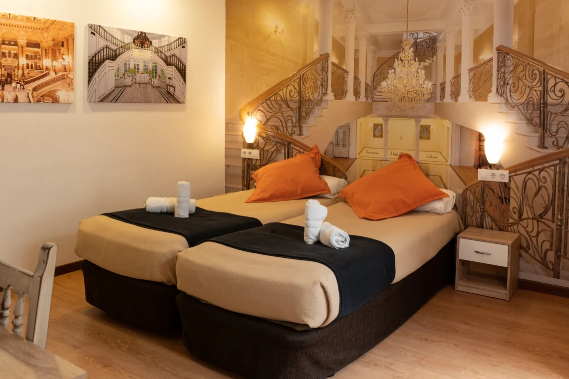 Habitación doble con Casual Alquimia Cádiz y decoración elegante.