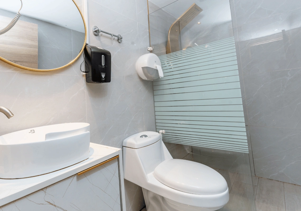 Baño moderno con lavabo, inodoro y ducha. Casual: On The Beach Bayahibe ideal para tu estancia.
