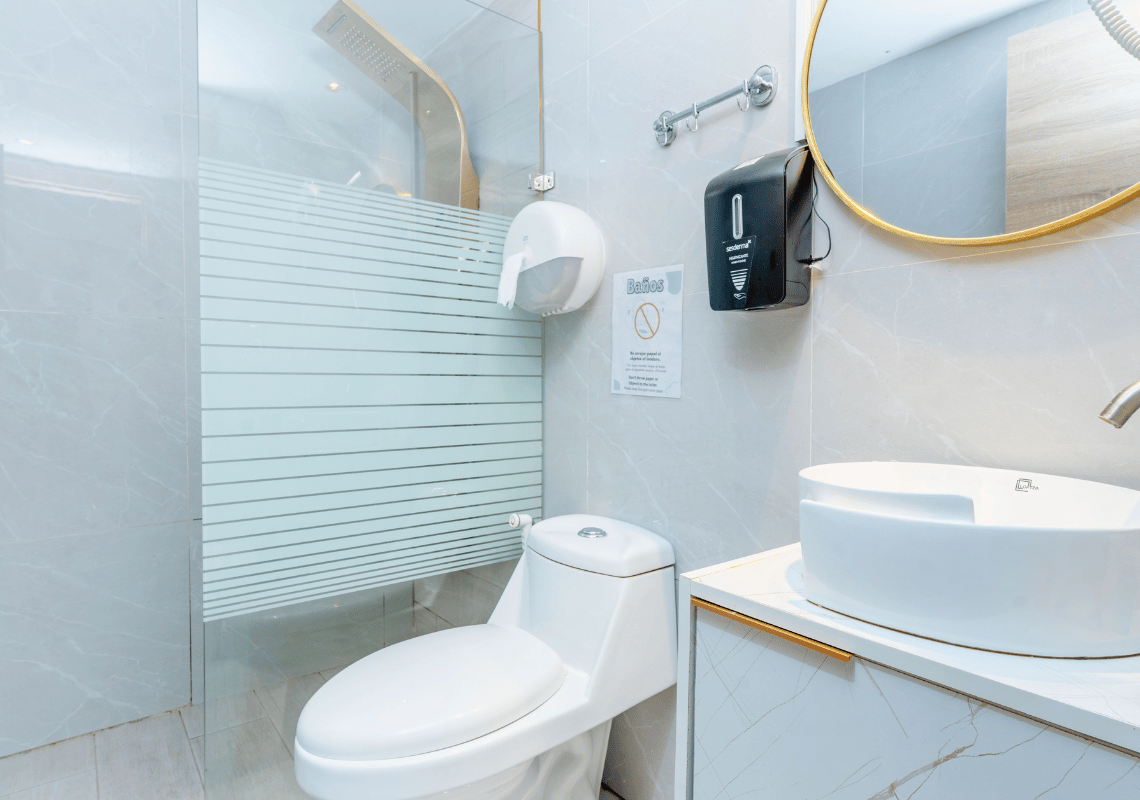 Baño moderno con inodoro, lavabo de diseño y ducha. Casual: On The Beach Bayahibe.