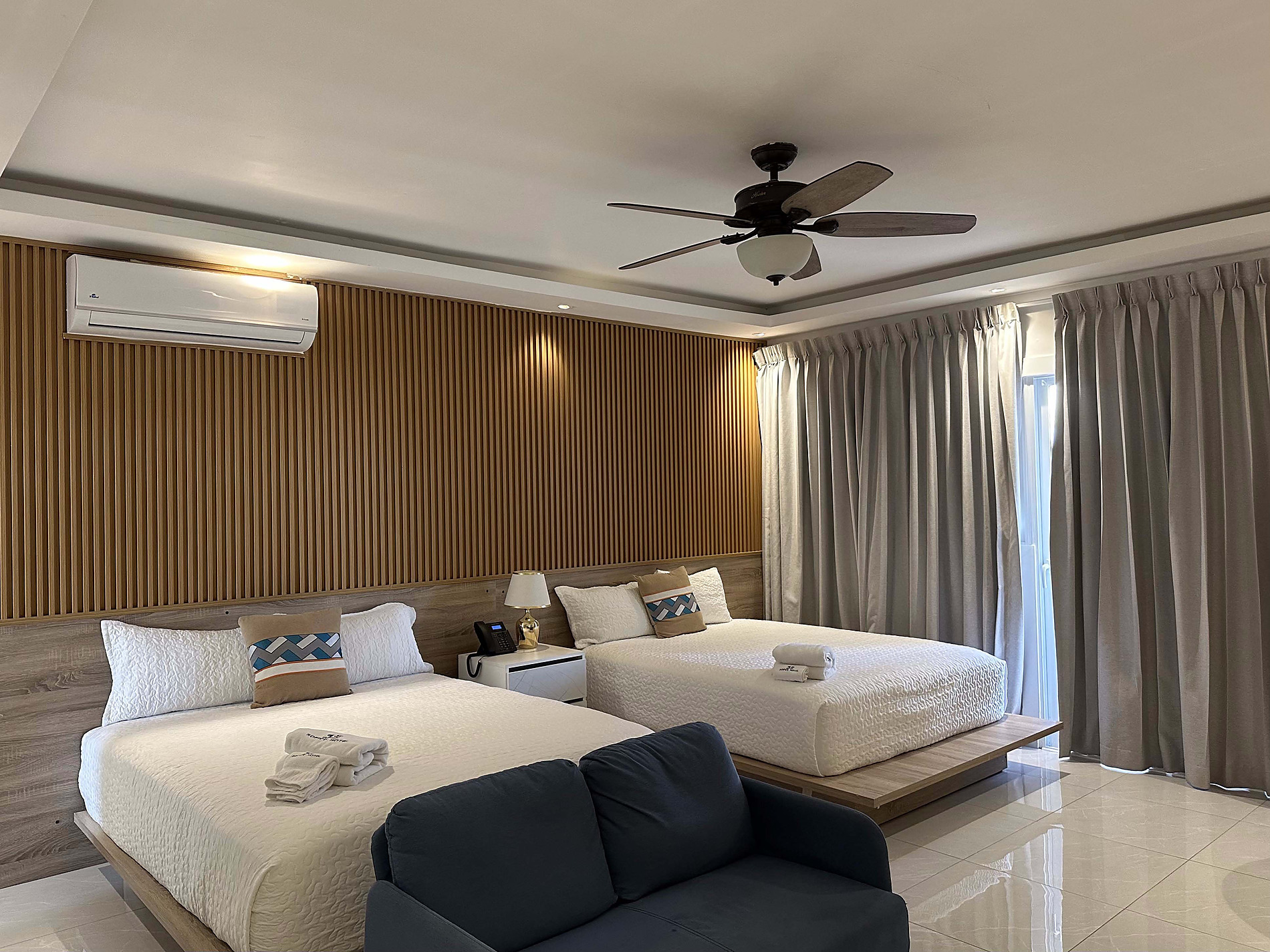 Suite confortable avec 2 lits, AC et ventilateur de plafond. Idéal pour Casual: On The Beach Bayahibe.