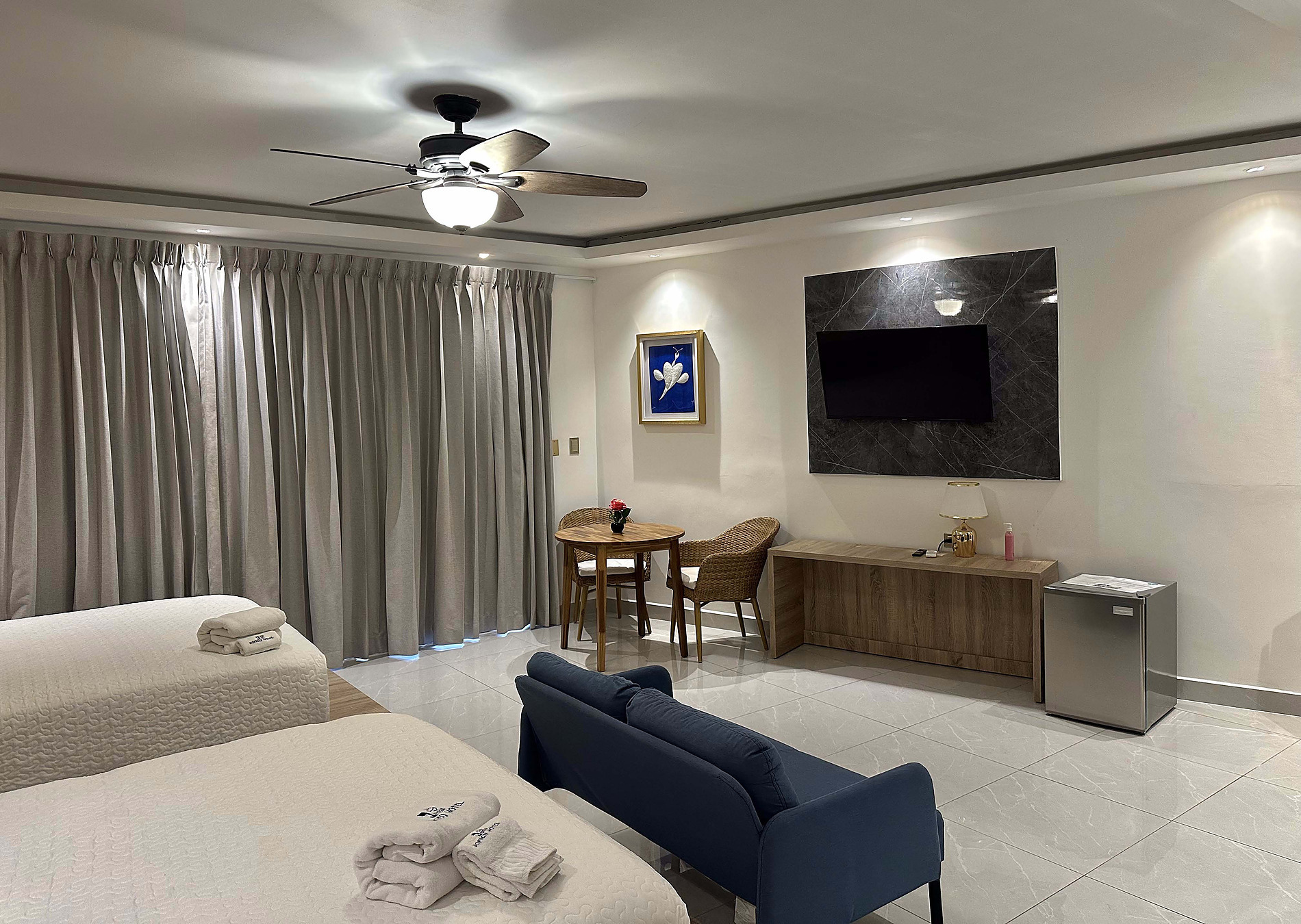 Chambre d'hôtel confortable avec lits jumeaux, salon et vue sur la mer. Casual: On The Beach Bayahibe