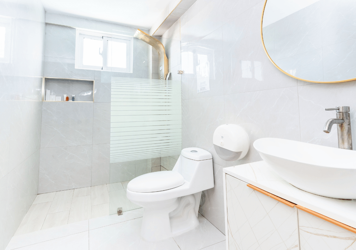 Baño moderno con inodoro, ducha y lavabo. Casual: On The Beach Bayahibe