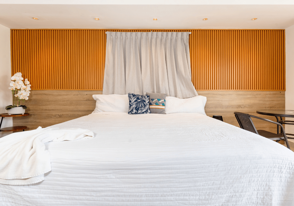 Cama doble con almohadas decorativas yCasual: On The Beach Bayahibe.