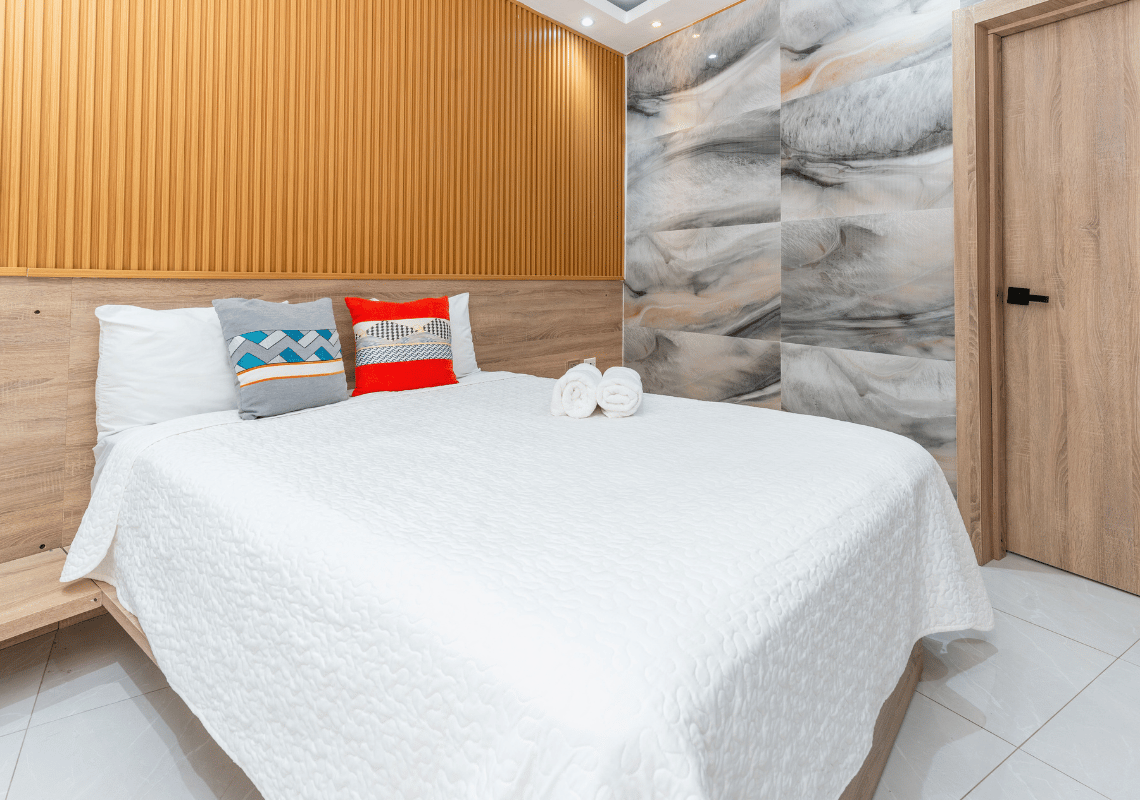 Cama cómoda y elegante con decoración moderna en hotel. Casual: On The Beach Bayahibe