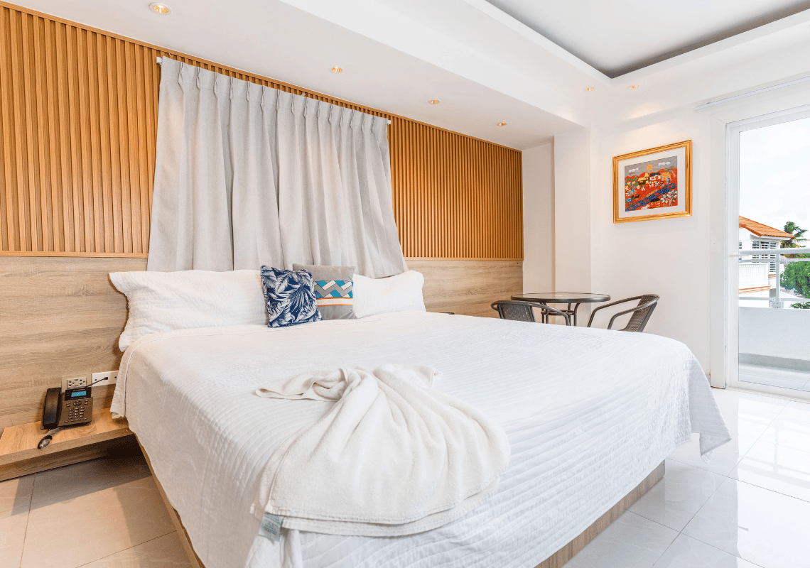 Habitación de hotel con cama tamaño king, Casual: On The Beach Bayahibe, y balcón.
