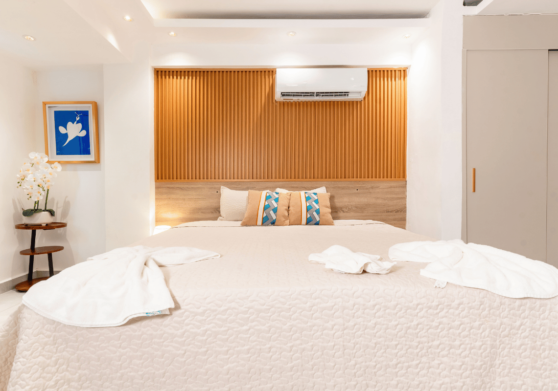 Dormitorio moderno con Casual: On The Beach Bayahibe, cama confortable y decoración minimalista.