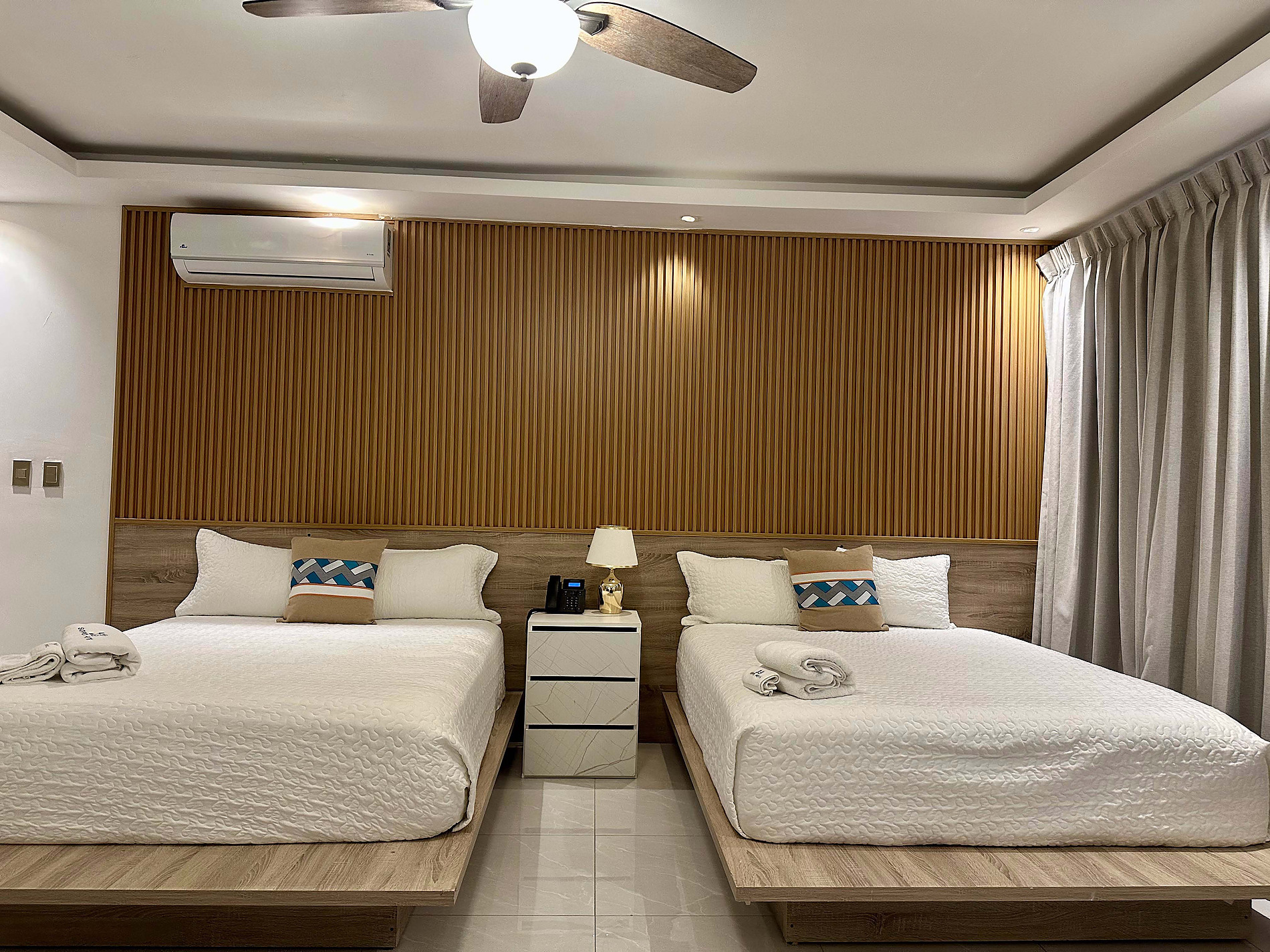 Chambre d'hôtel avec deux lits, idéal pour un séjour confortable avec Casual: On The Beach Bayahibe.