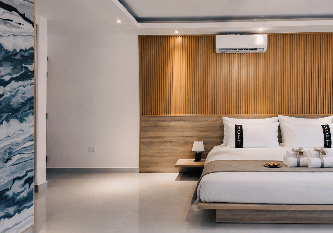 Chambre d'hôtel moderne avec lit confortable, décoration en bois et climatisation. Idéal pour un séjour paisible. Casual: On The Beach Bayahibe