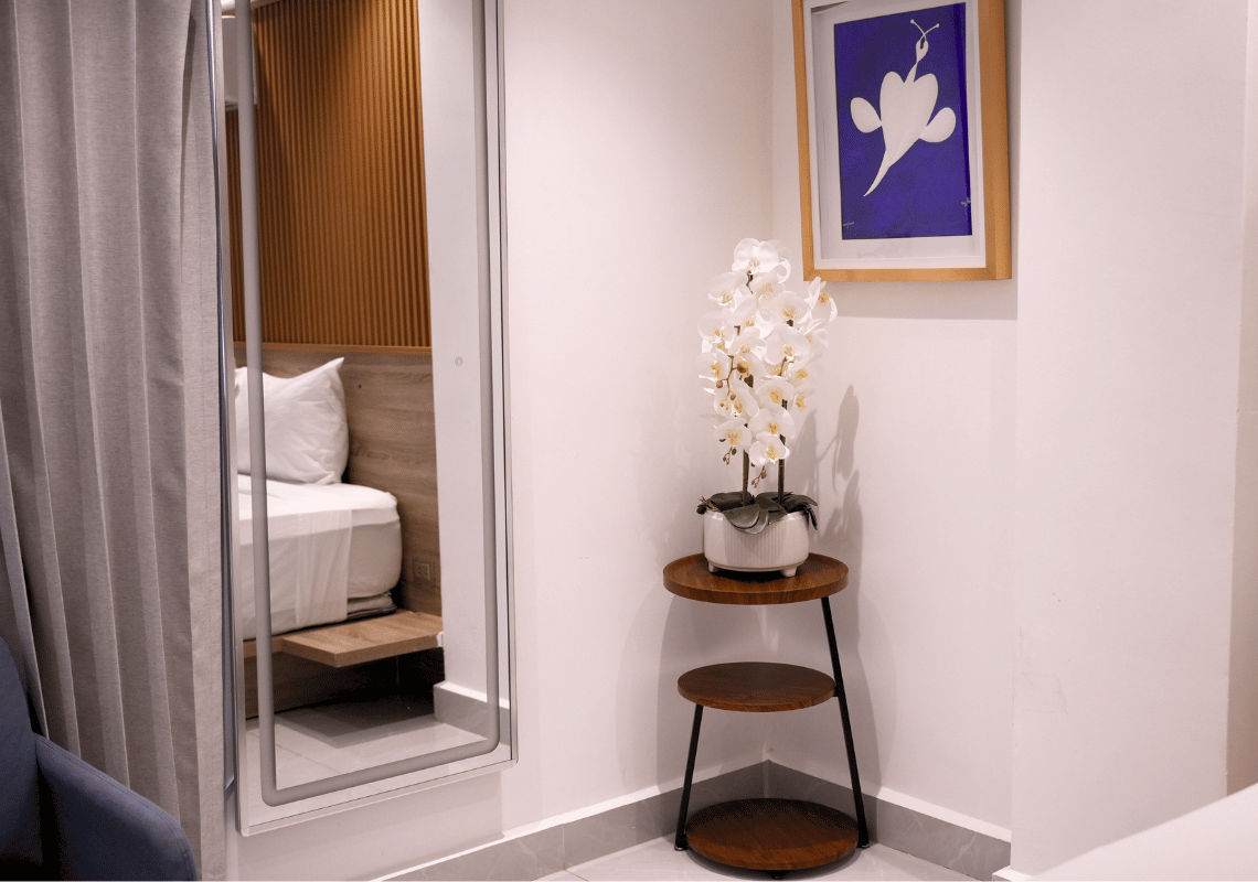 Chambre d'hôtel moderne avec miroir, lit confortable et plante décorative. Idéal pour un séjour paisible. Casual: On The Beach Bayahibe