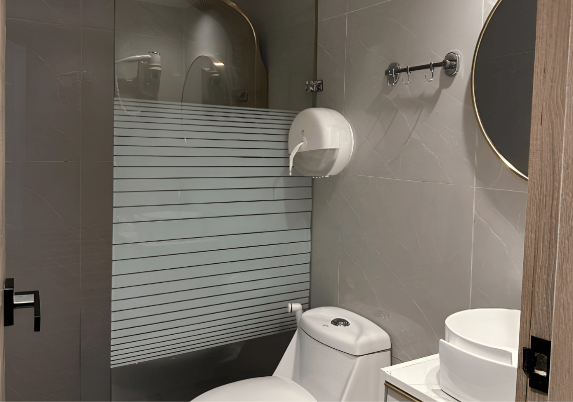 Salle de bain moderne avec douche, toilette et lavabo, idéale pour votre séjour Casual: On The Beach Bayahibe.