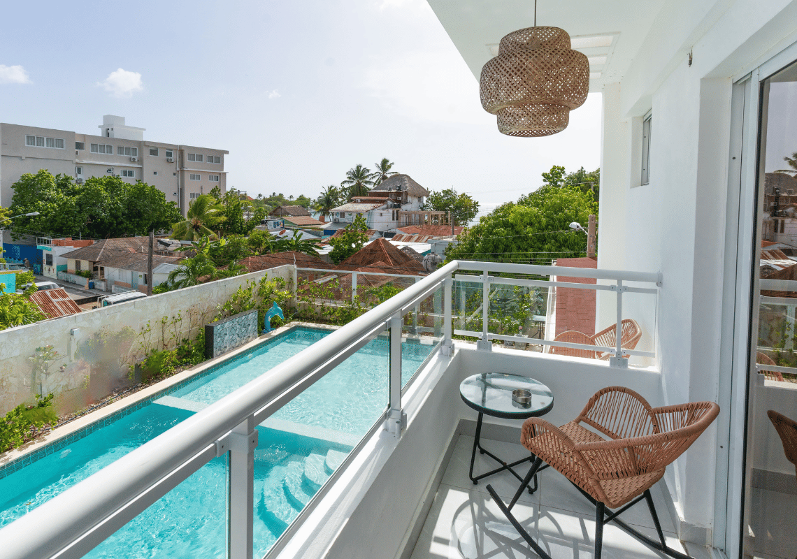 Balcón con piscina privada y vistas a la ciudad, ideal para Casual: On The Beach Bayahibe.