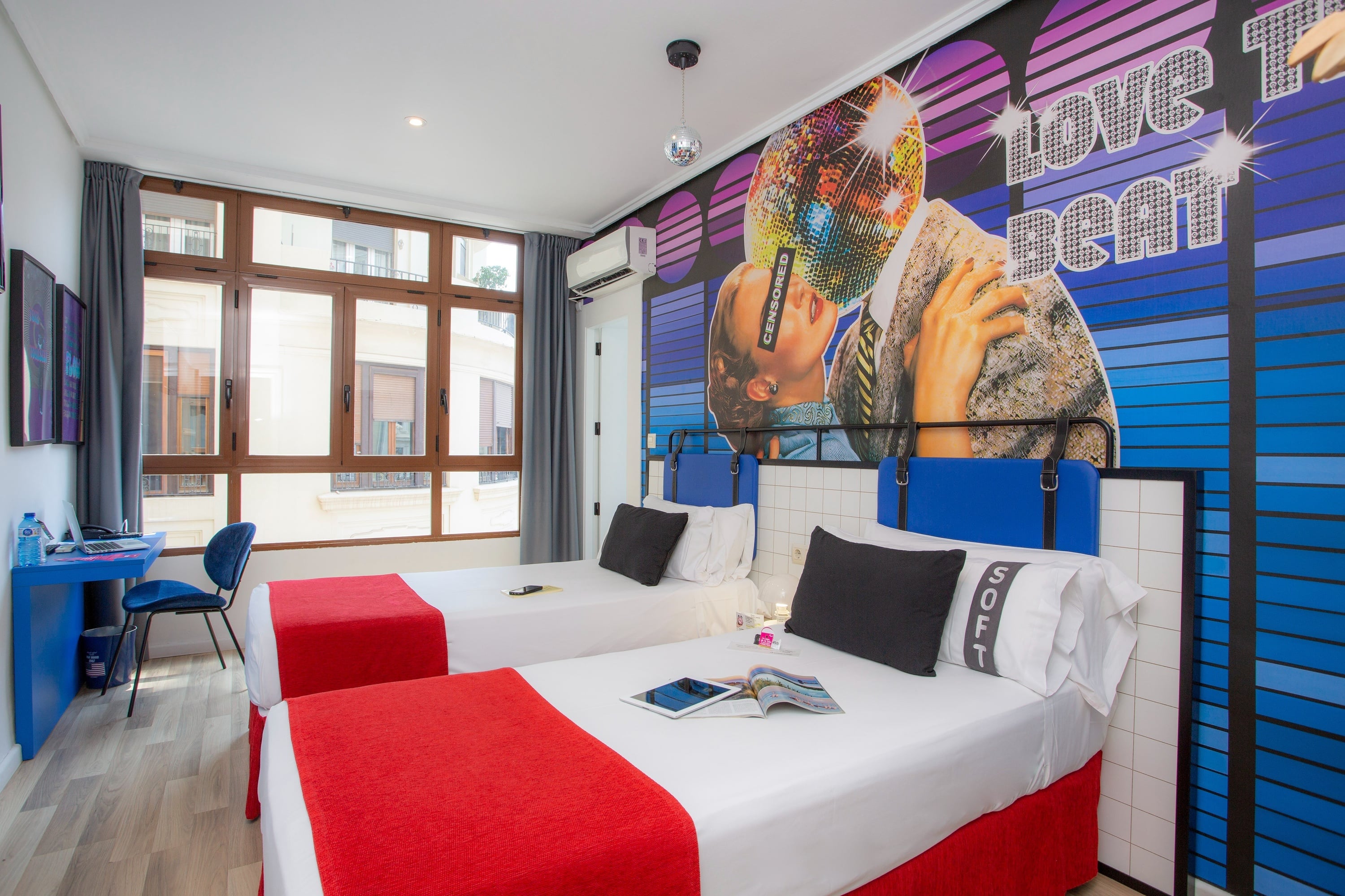 una bebida roja con una pajita en la playa