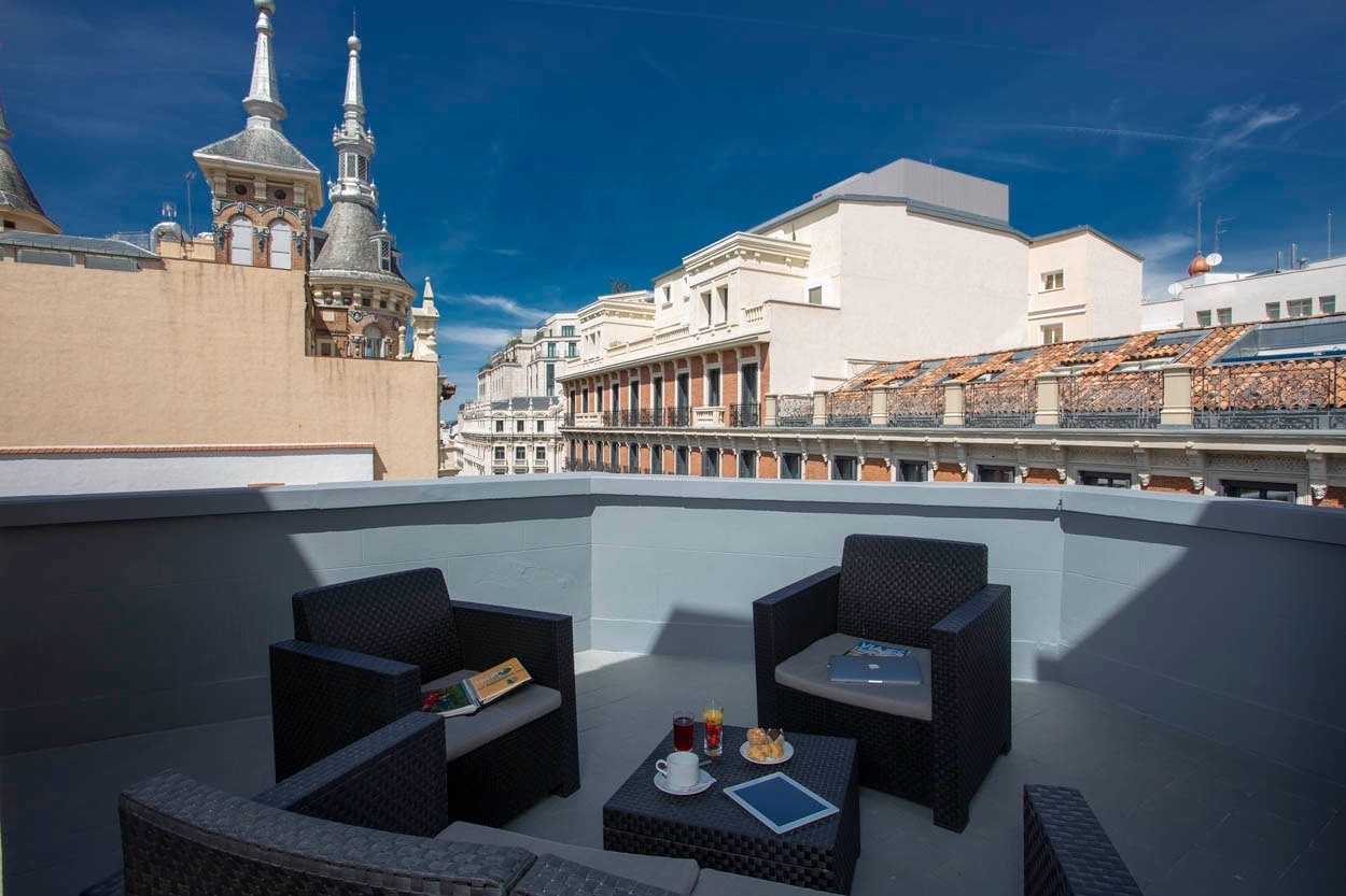 Terrasse des Casual del Teatro Madrid mit Stadtblick, ideal für einen entspannten Aufenthalt.