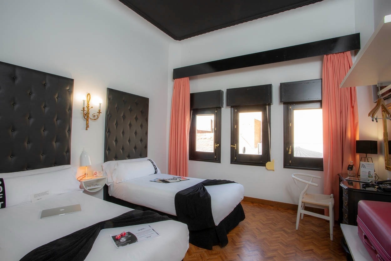 Zwei Einzelbetten in einem schicken Zimmer im Casual del Teatro Madrid – Boutique-Hotel nahe der Gran Vía.