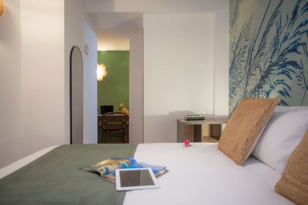 una cama con una tableta y una revista encima