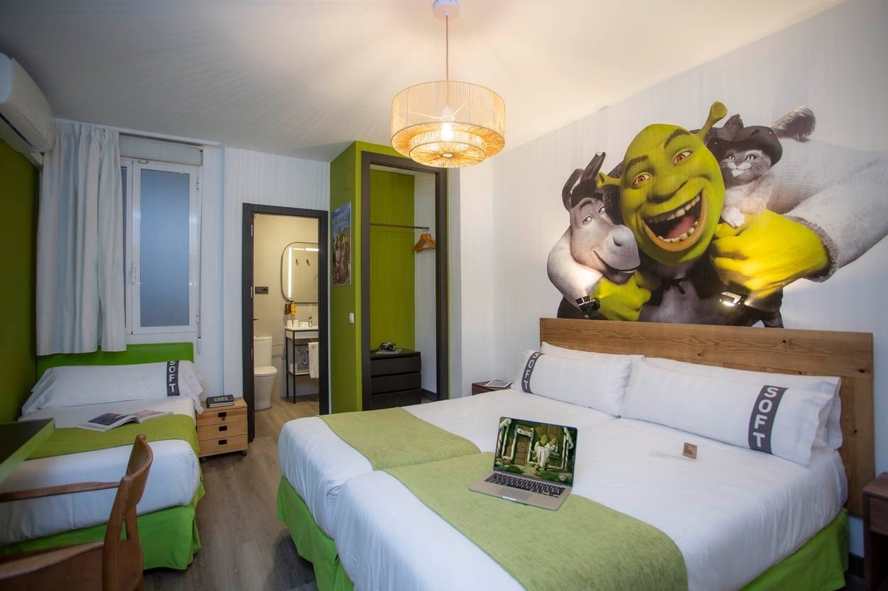Themenzimmer im Casual del Cine Valencia mit Shrek-Wandbild und zwei Betten.