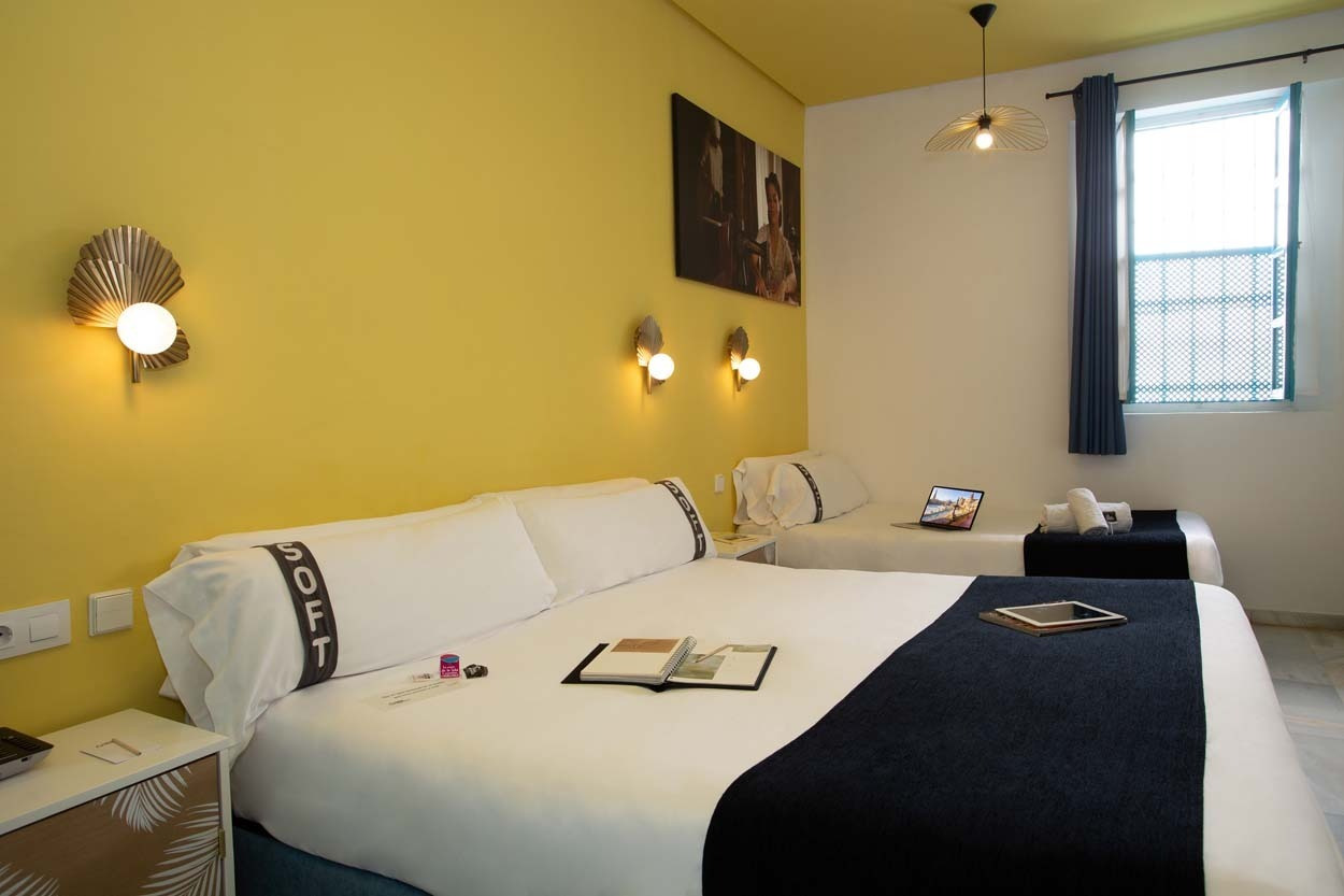 Gemütliches Zimmer im Casual de las Letras Sevilla: Hotel mit literarischem Thema, Sevilla.