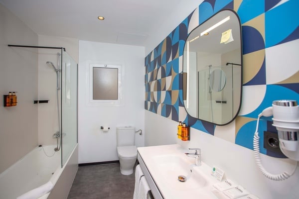 un cuarto de baño con una bañera y un inodoro