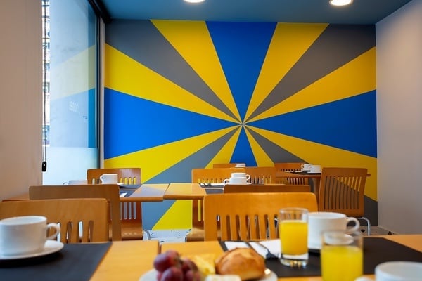 une salle à manger avec un mur bleu et jaune