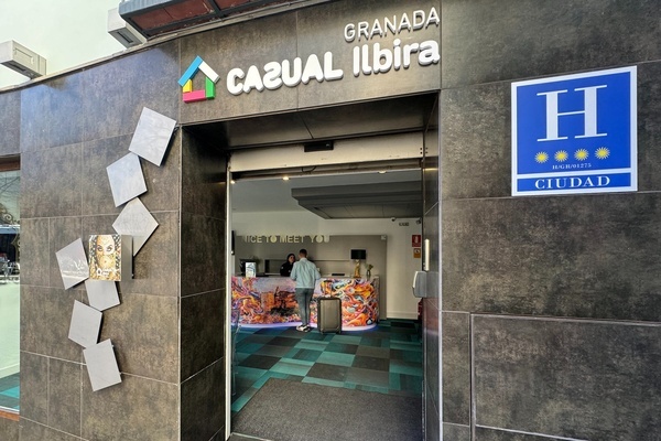 a entrada para o hotel casual libira em granada