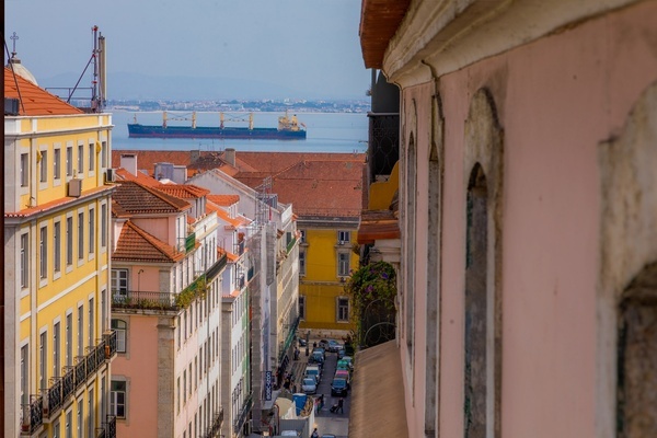 una vista de una ciudad con un gran barco en el fondo