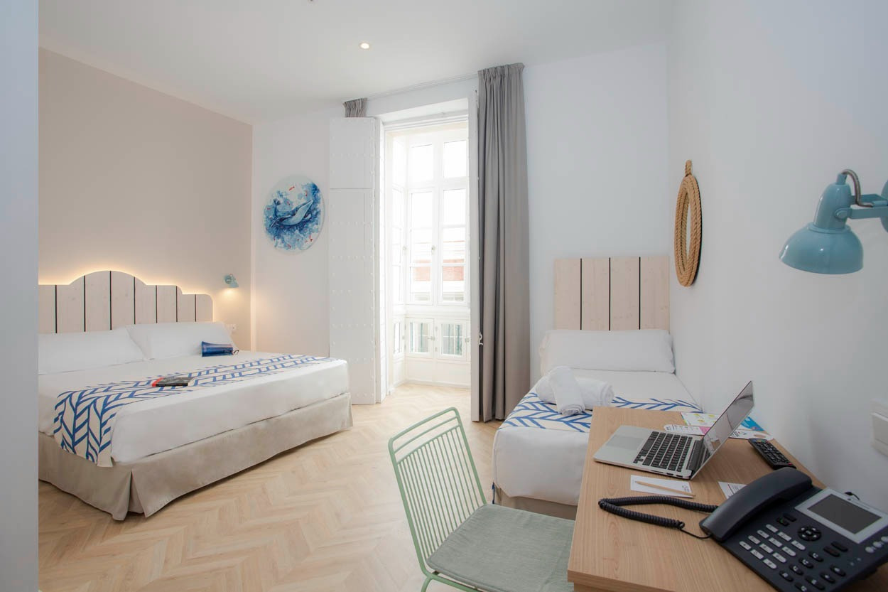 Modernes Hotelzimmer mit zwei Betten im Casual con Duende Cádiz, historisches Zentrum von Cádiz.