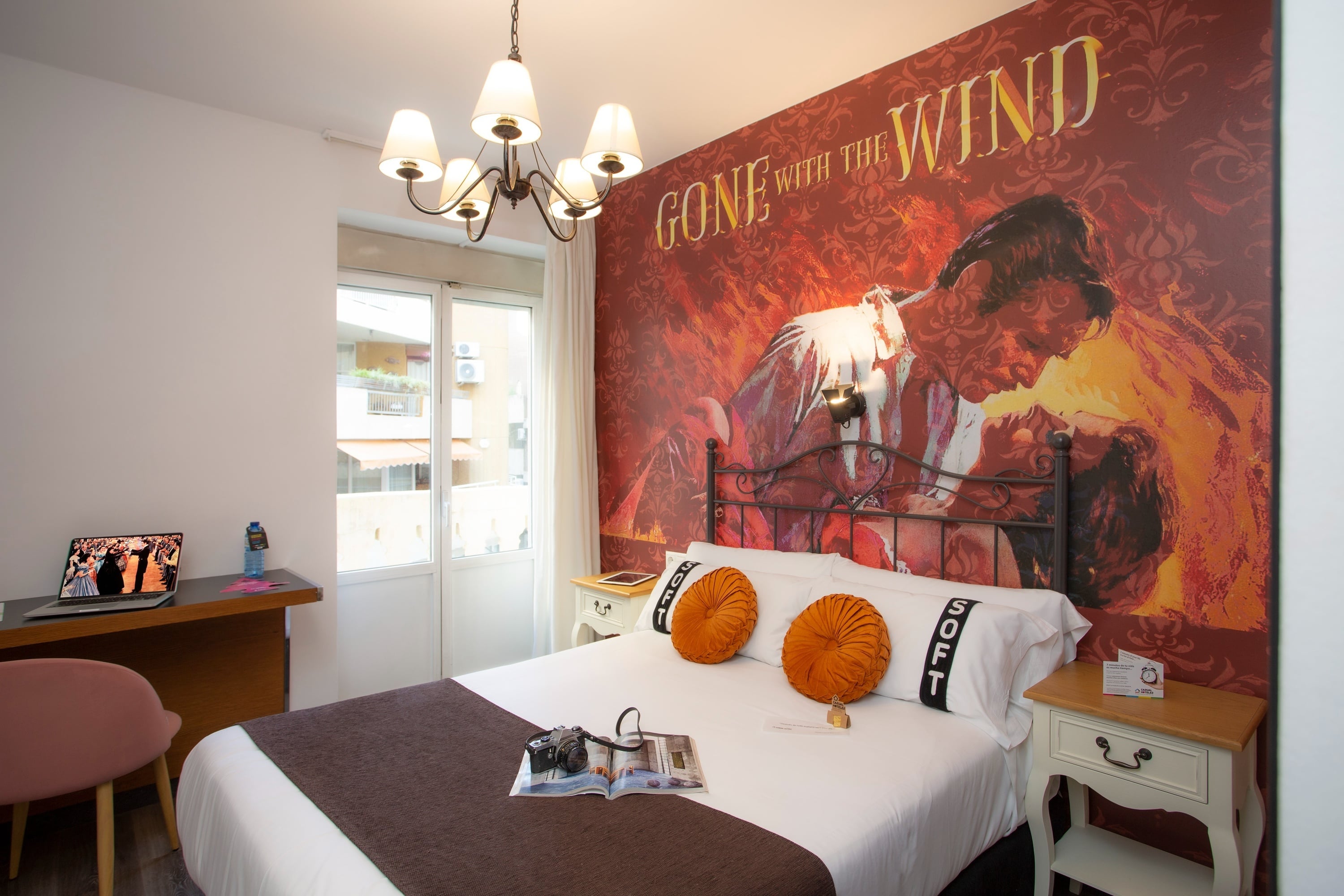 un grupo de pájaros volando sobre una playa al atardecer