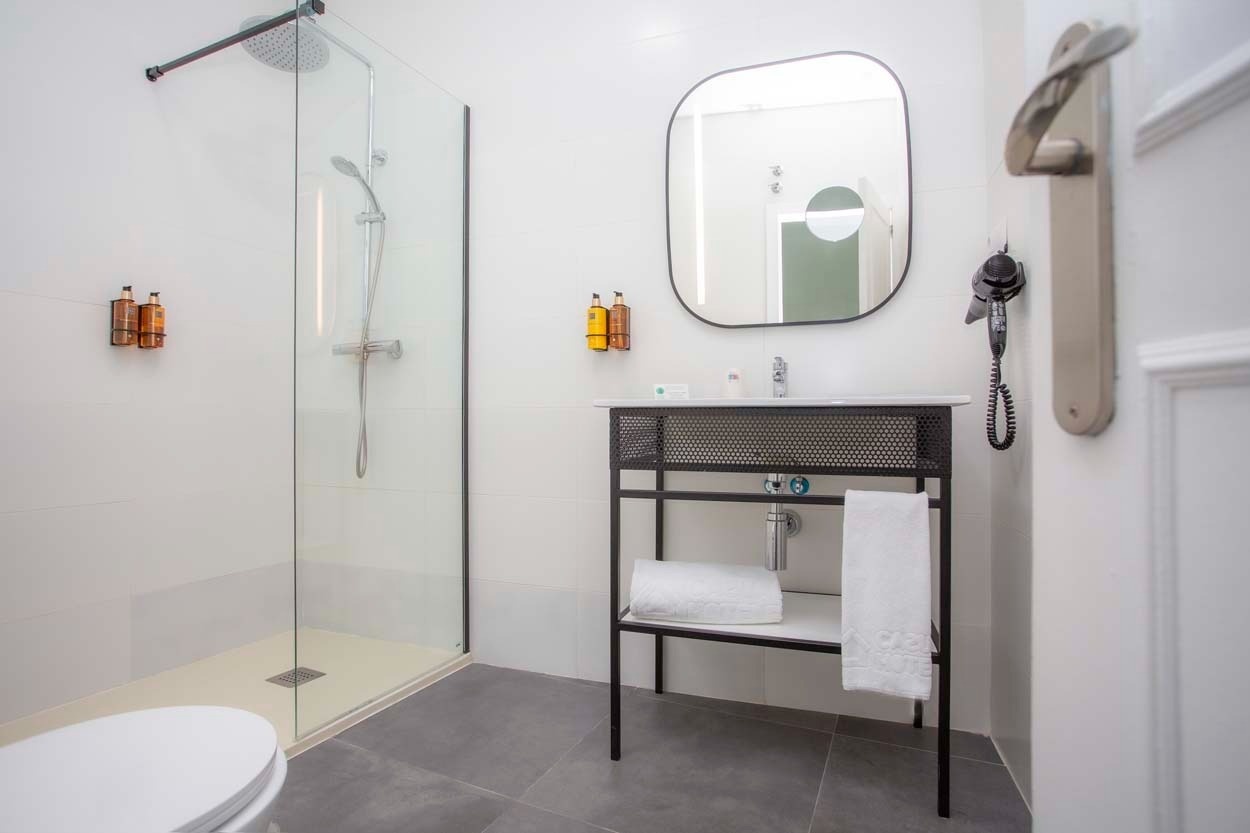Modernes Badezimmer im Casual de las Letras Sevilla: Dusche, Waschbecken & Spiegel