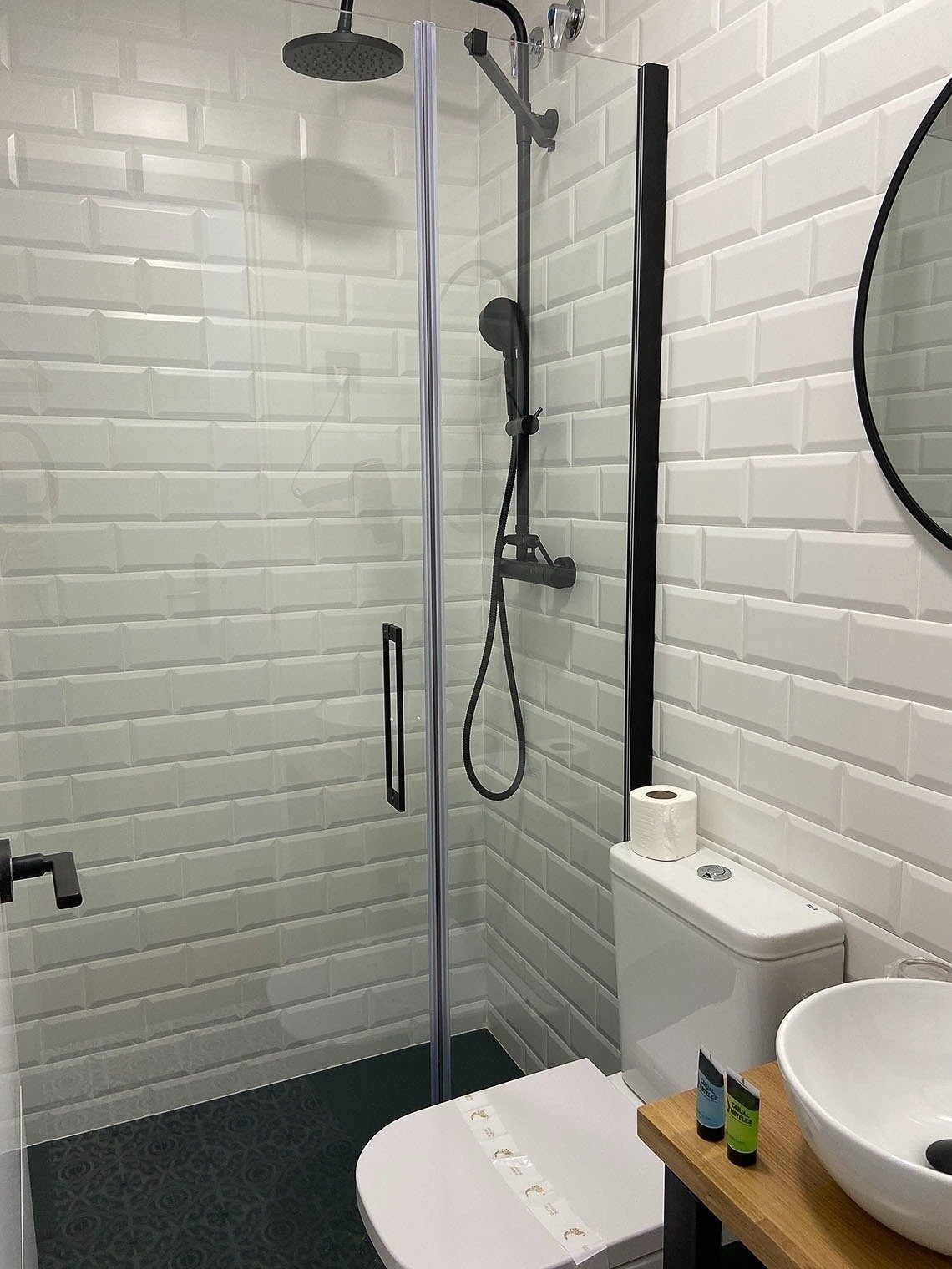 Modernes Badezimmer im Casual Mardones Bilbao: Dusche, Toilette, Waschbecken. Zentrumslage.