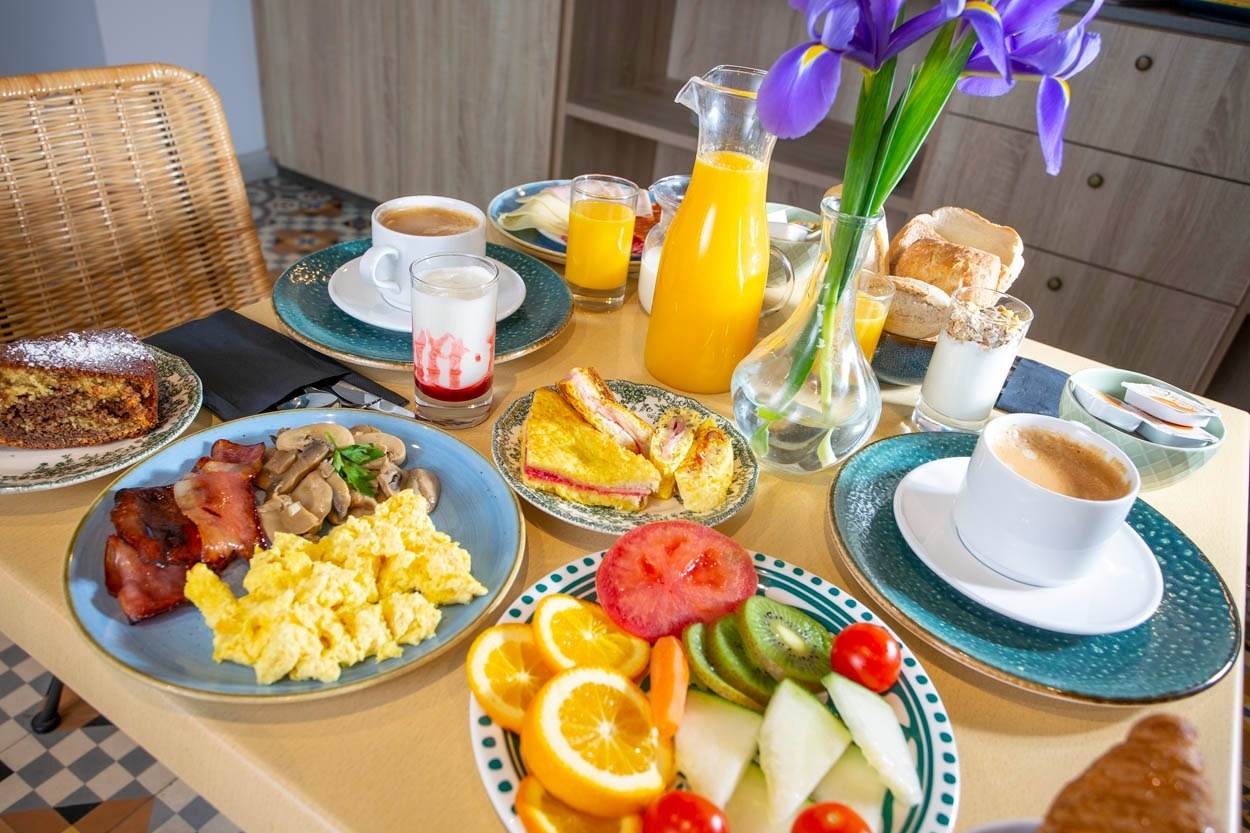 Üppiges Frühstücksbuffet mit Kaffee, Saft, Obst, Gebäck und herzhaften Speisen im Casual con Duende Cádiz.