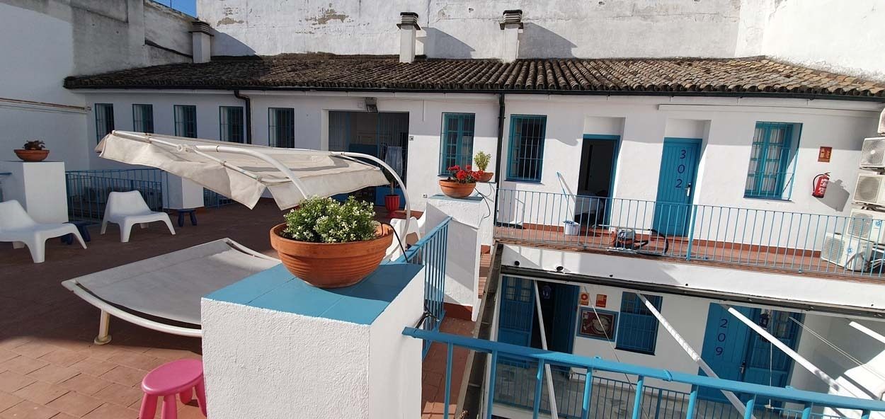 Entspannen Sie auf der Dachterrasse des Casual de las Letras Sevilla – Hotel mit literarischem Thema in Sevilla | Casual Hoteles.