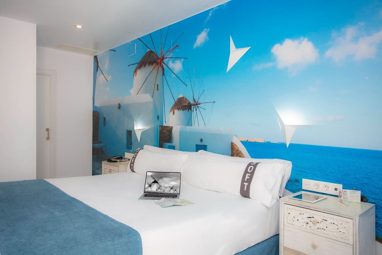Zentrales Hotel in Meeresnähe Málaga: Zimmer mit Wandbild von Windmühlen und Meer, ideal für Casual del Mar Málaga