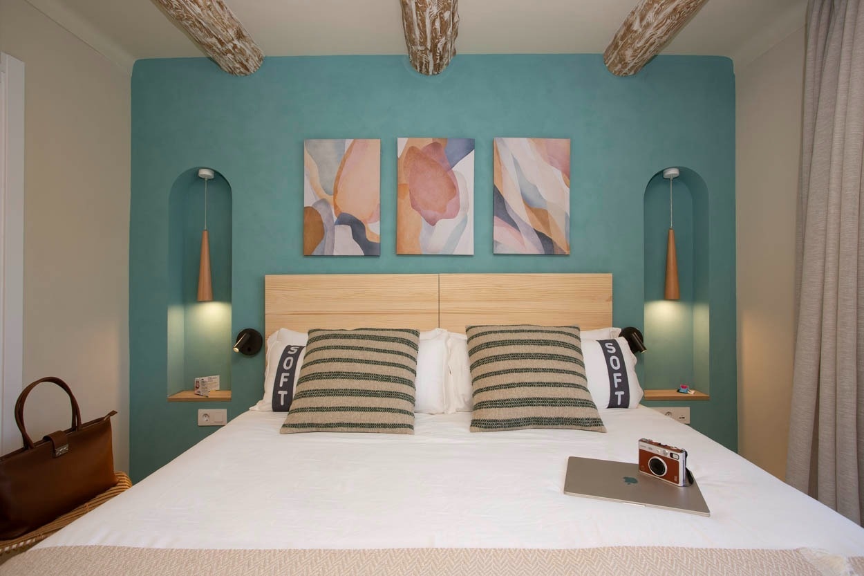 Chambre confortable au Casual Bahía Ibiza, avec vue sur les œuvres d'art abstraites et un lit douillet.