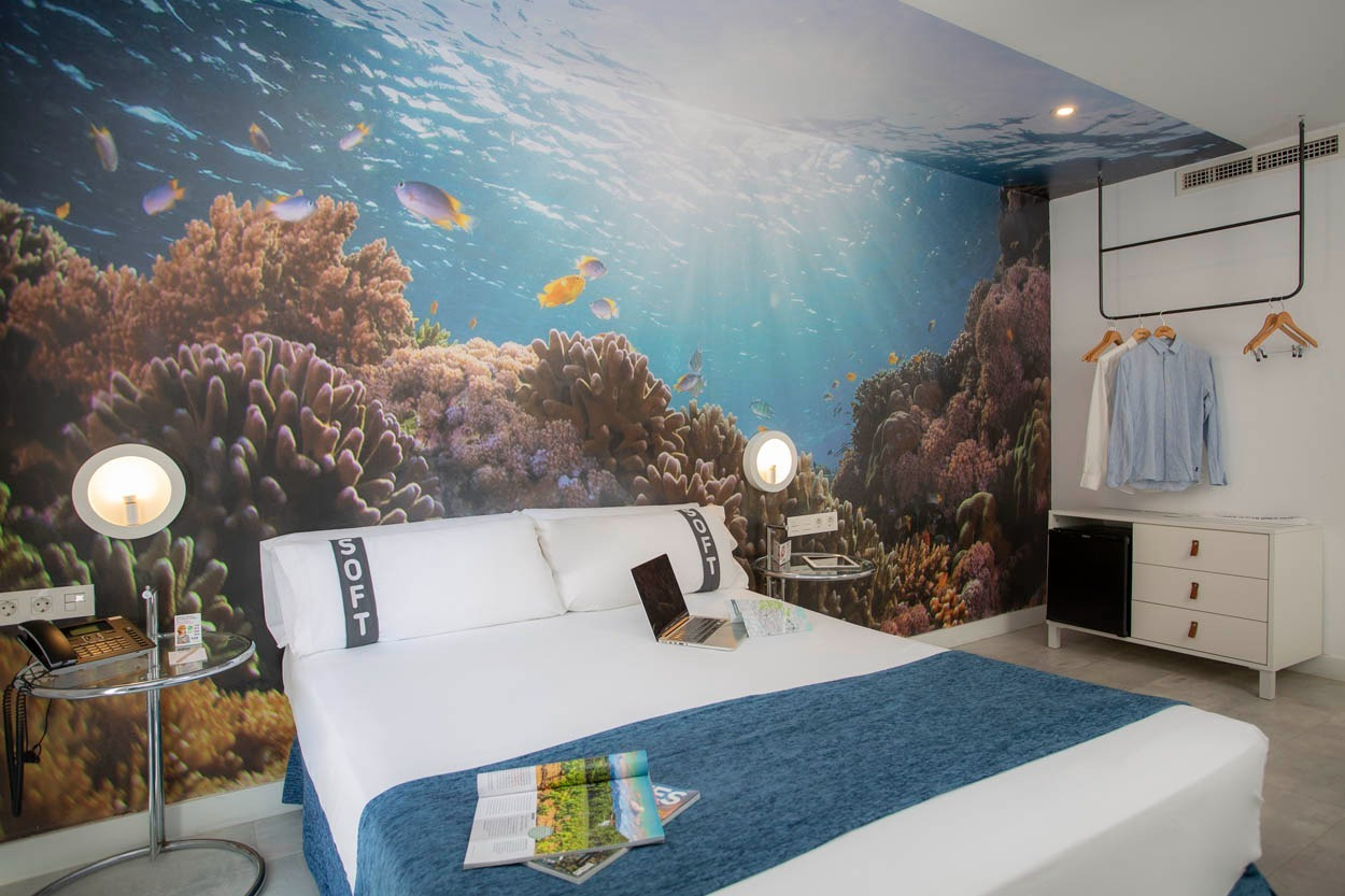 Modernes Hotelzimmer mit Unterwassertapete, ideal für Ihren Aufenthalt im Casual del Mar Málaga, Zentrales Hotel in Meeresnähe in Málaga | Casual Hoteles.