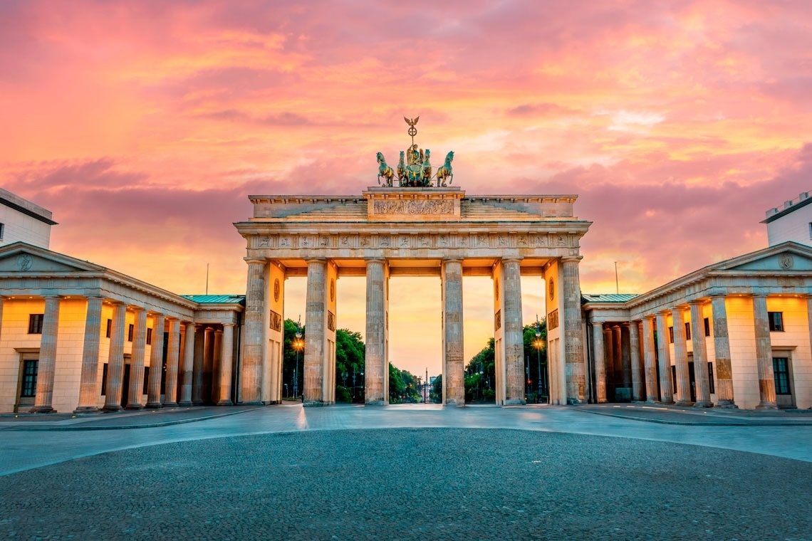 een zwart-wit foto van een man en een vrouw met de tekst casual parejas