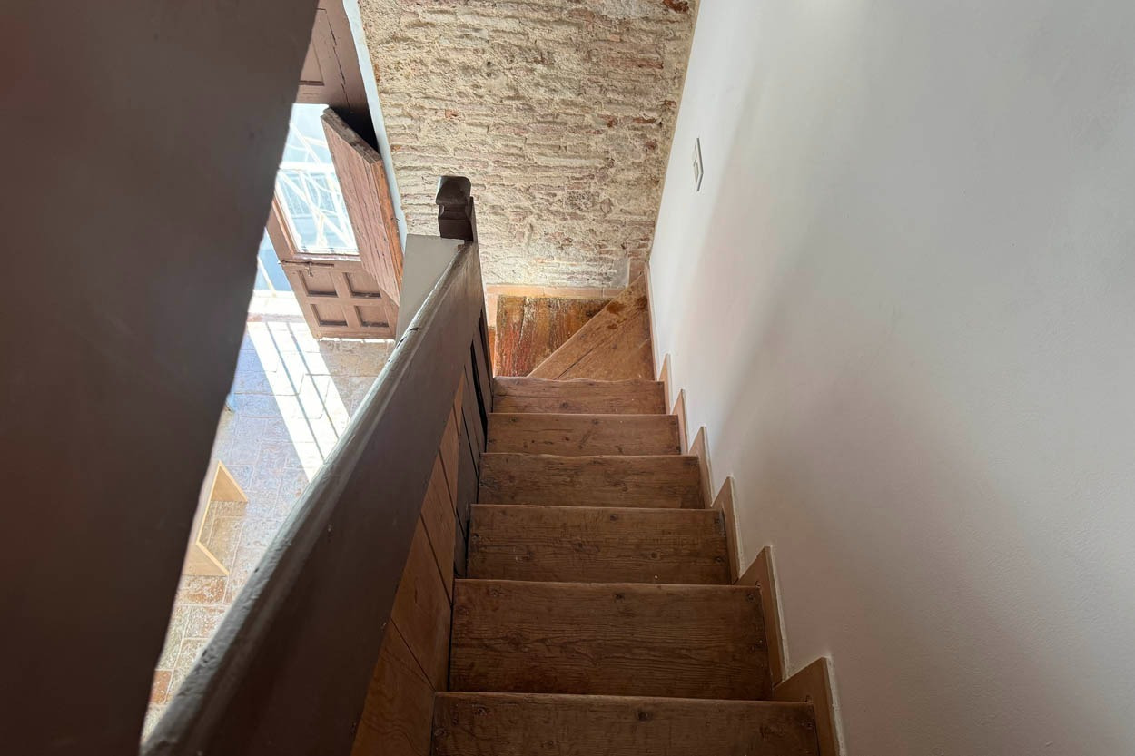 Rustikale Holztreppe in Cádiz. Casual con Duende Cádiz - Hotel im historischen Zentrum von Cádiz. | Casual Hoteles