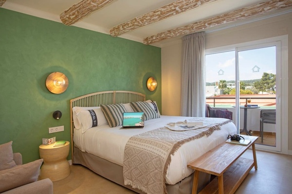 una habitación con dos camas y un mural de peces en la pared
