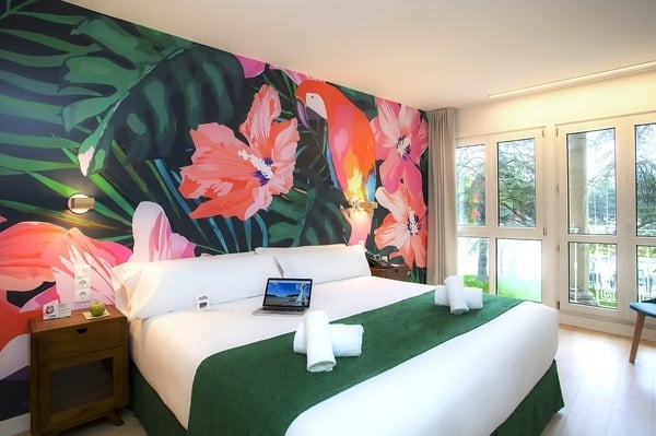 um quarto de hotel com uma cama e um laptop
