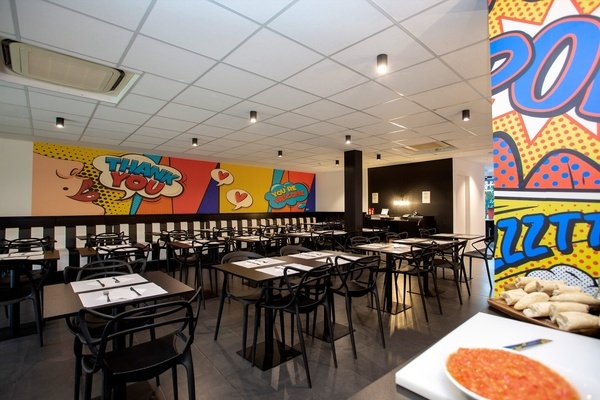 un restaurante con un mural en la pared que dice 