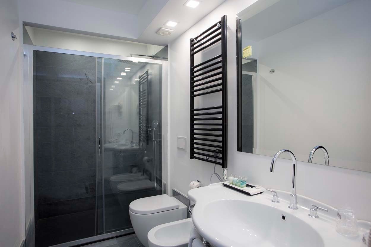 Modernes Badezimmer im Casual Rinascimento Firenze, mit Dusche und Waschbecken.