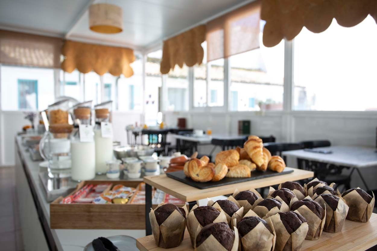 Frühstücksbuffet im Casual de las Letras Sevilla, süße Teilchen und Muffins für einen genussvollen Start.