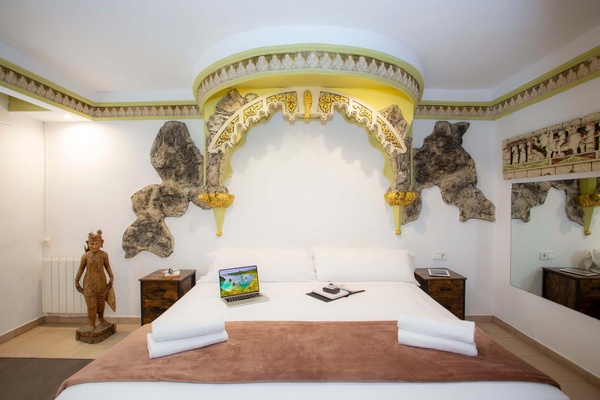 una cama con una computadora portátil encima de ella