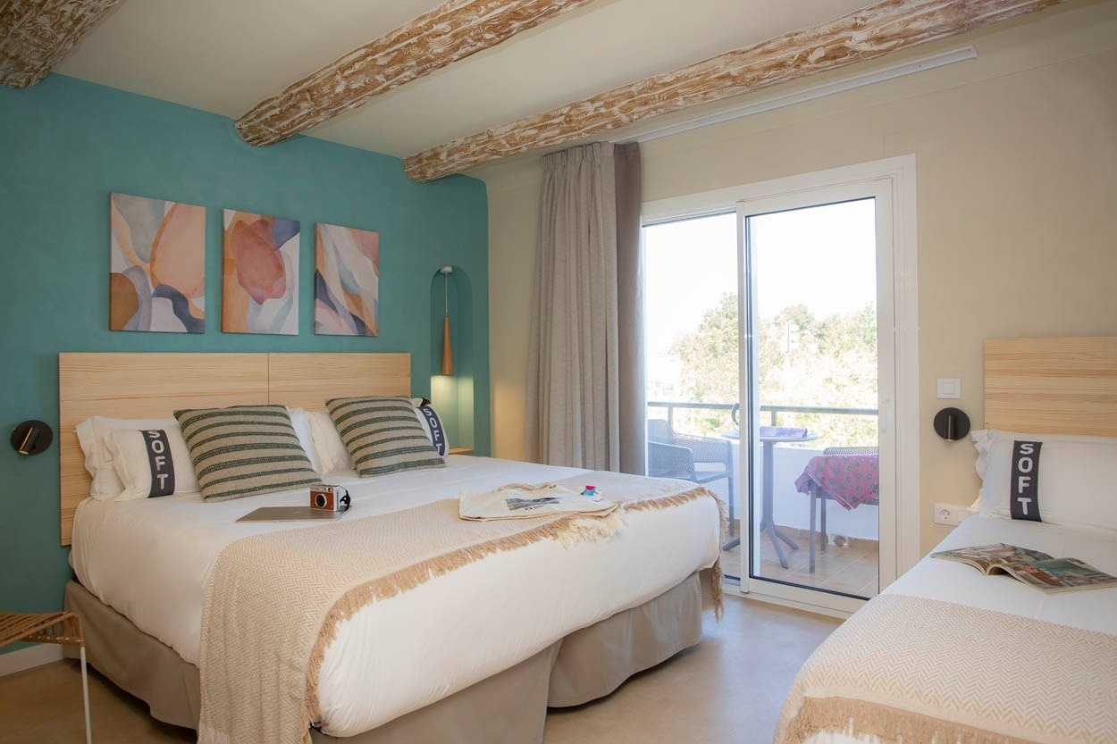 Chambre double Casual Bahía Ibiza, lumineuse et spacieuse, avec vue sur la nature.