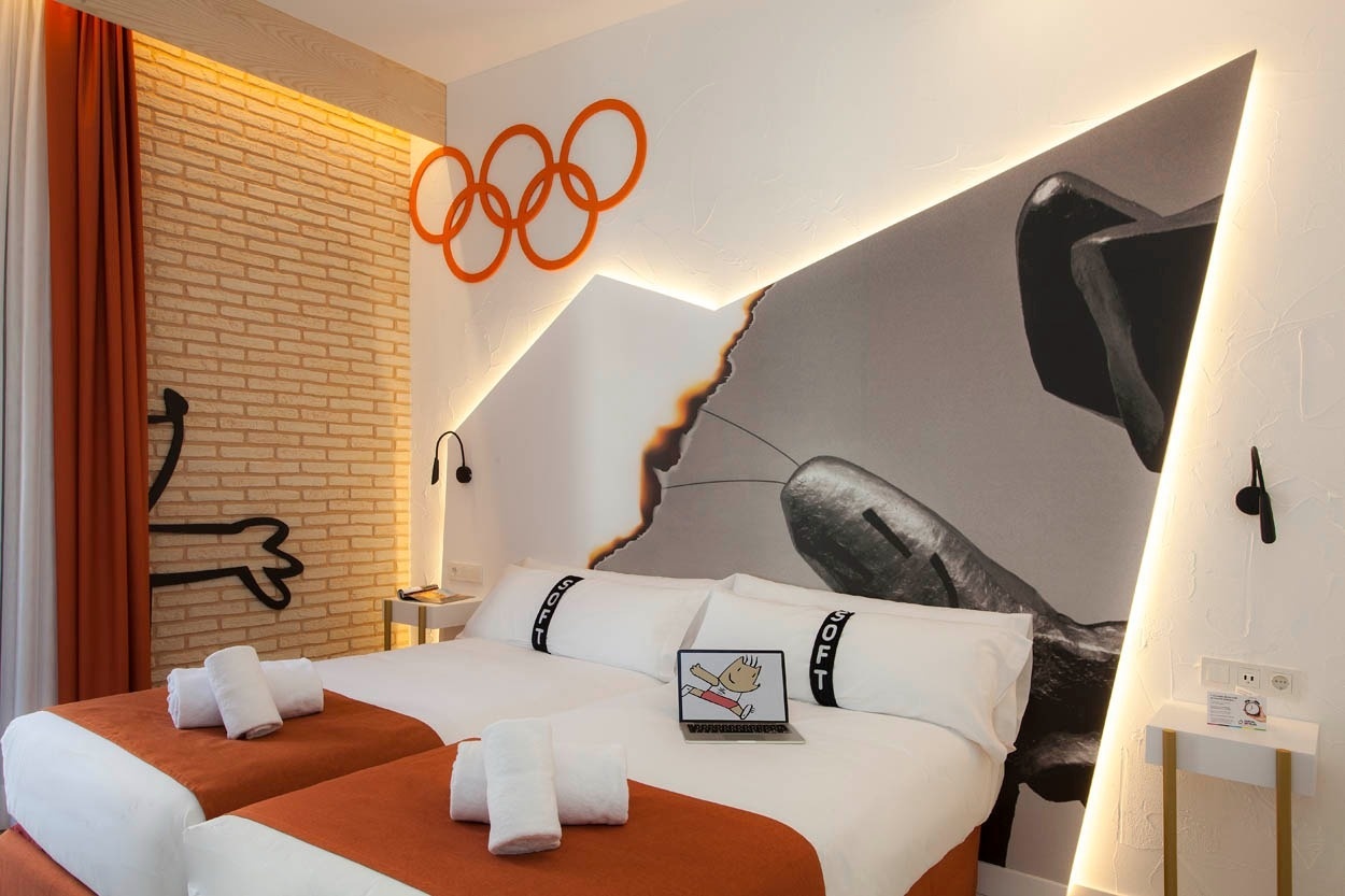 Habitación temática Casual Socarrat Valencia con anillos olímpicos y arte moderno.