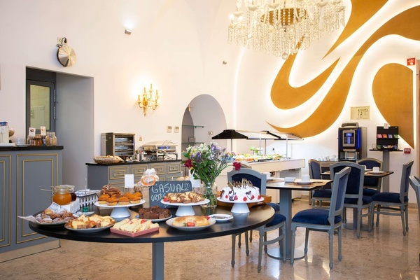 une salle à manger avec des assiettes de nourriture et un tableau qui dit casual order