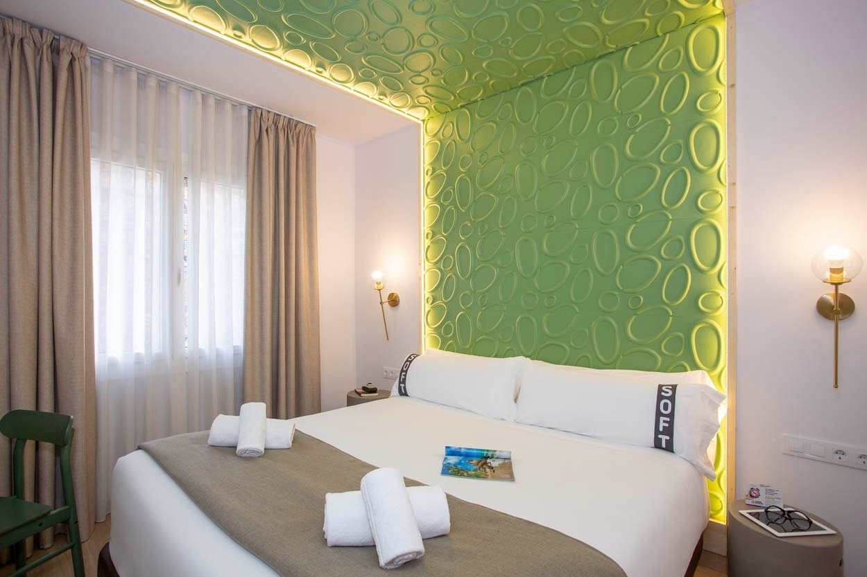 Casual Colours Barcelona: Gezellige kamer met groen accent, comfortabel bed, nabij Sants station.