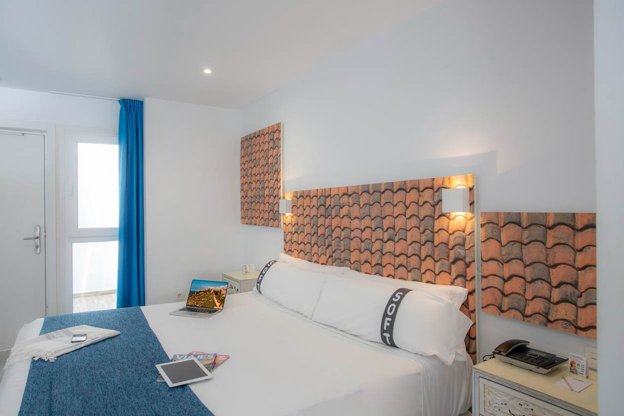 Bequemes Hotelbett im Casual del Mar Málaga mit maritimen Akzenten