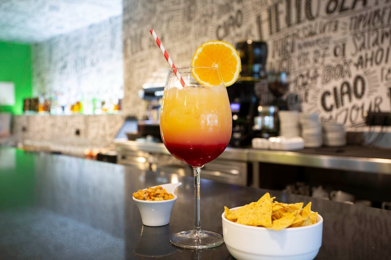 Erfrischender Cocktail mit Orange und Beeren, serviert im Casual Pop Art Benidorm – Hotel im Pop-Art-Stil in Benidorm | Casual Hoteles.
